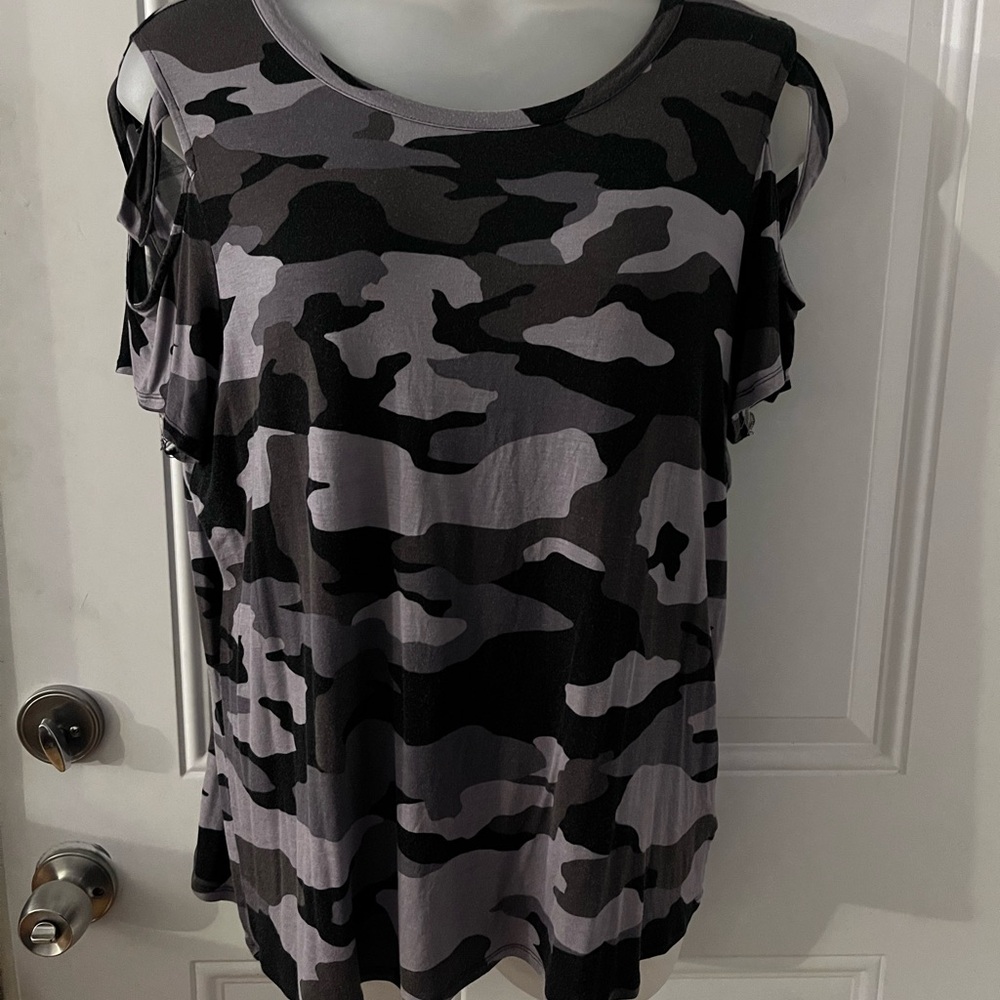 Rock & Republic Gray and Black Camo Cold-Shoulder Top